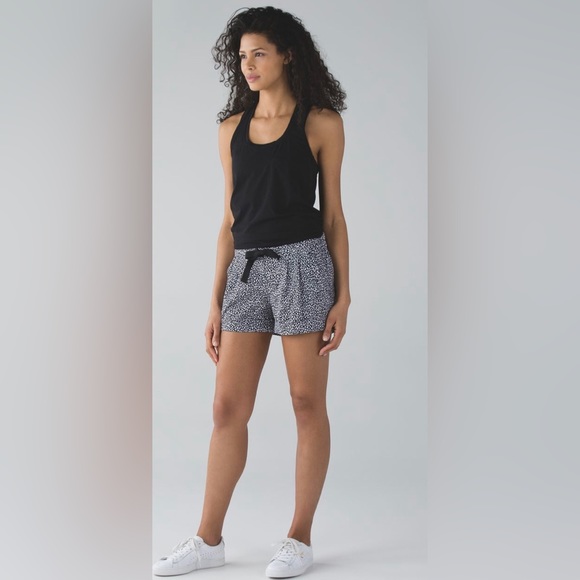 🖤 Lululemon Spring Break Away Short
Miss Mosaic Black - Picture 1 of 11